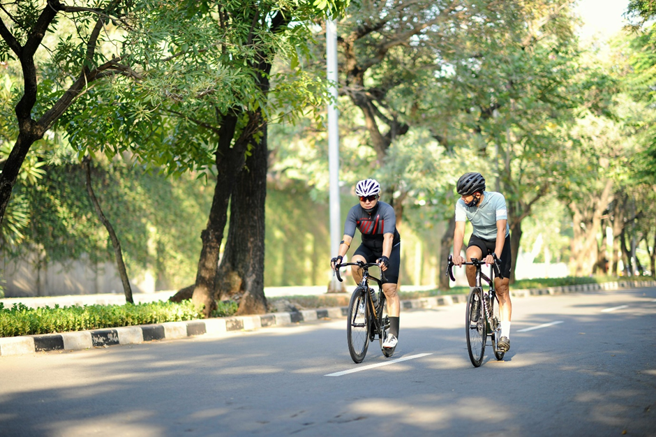 Jalgrattasõit on lõbus ja tervislik tegevus, mida saavad nautida igas vanuses inimesed.